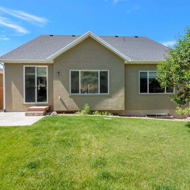 Building Photo - 1848 Woodview Dr W