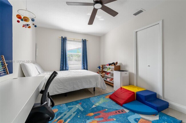 Building Photo - 320 S 28th Ave