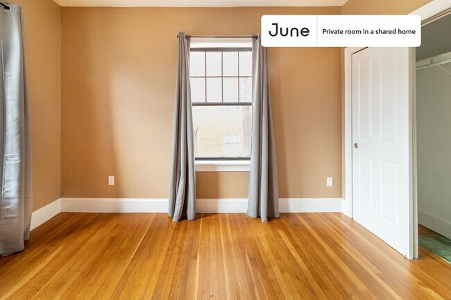 Building Photo - Private bedroom in 4 bed/2 bath Home