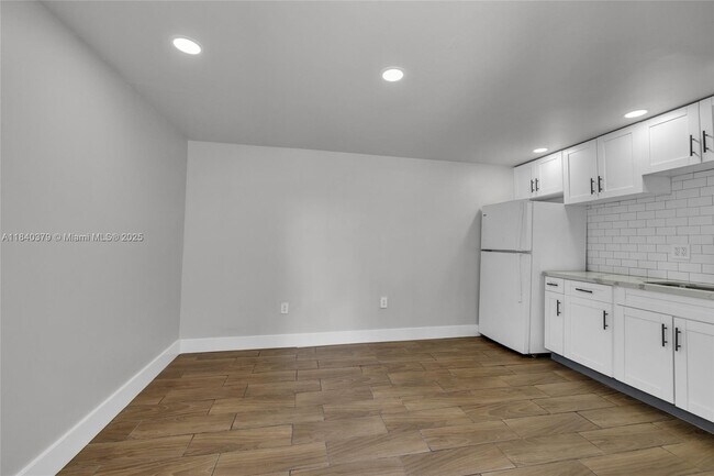 Building Photo - 2224 Plunkett St