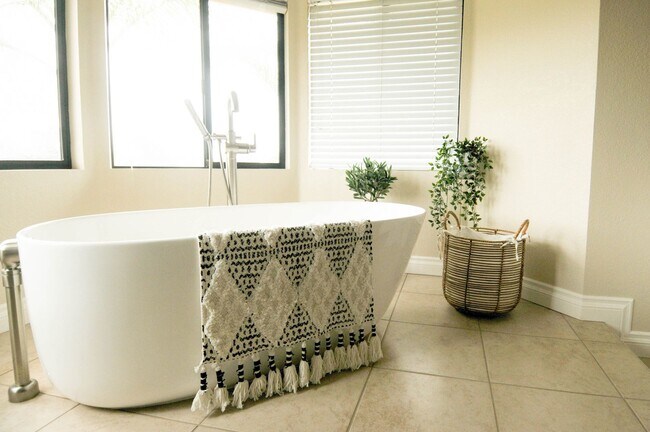 Building Photo - Furnished with Golf Course View in Laguna Niguel