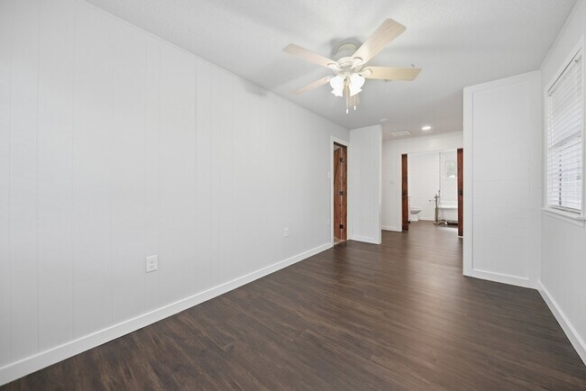 Building Photo - 9481 Lake Forest Cir