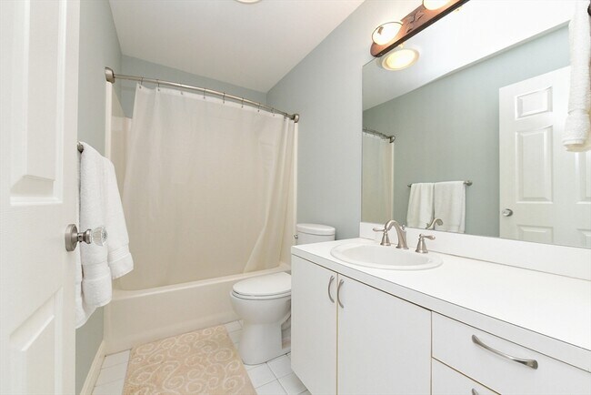 Building Photo - 4 Bittersweet Ln