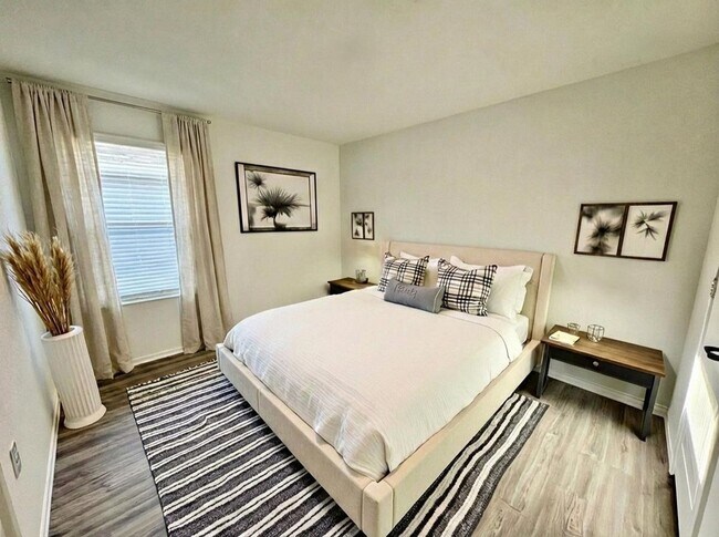 Building Photo - **APPLICATION RECEIVED** *MOVE IN SPECIAL* Charming 3/2 Home with Garage, Fenced Backyard & Commu...