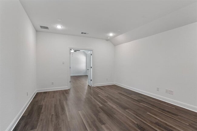 Building Photo - 724 Landing Ln