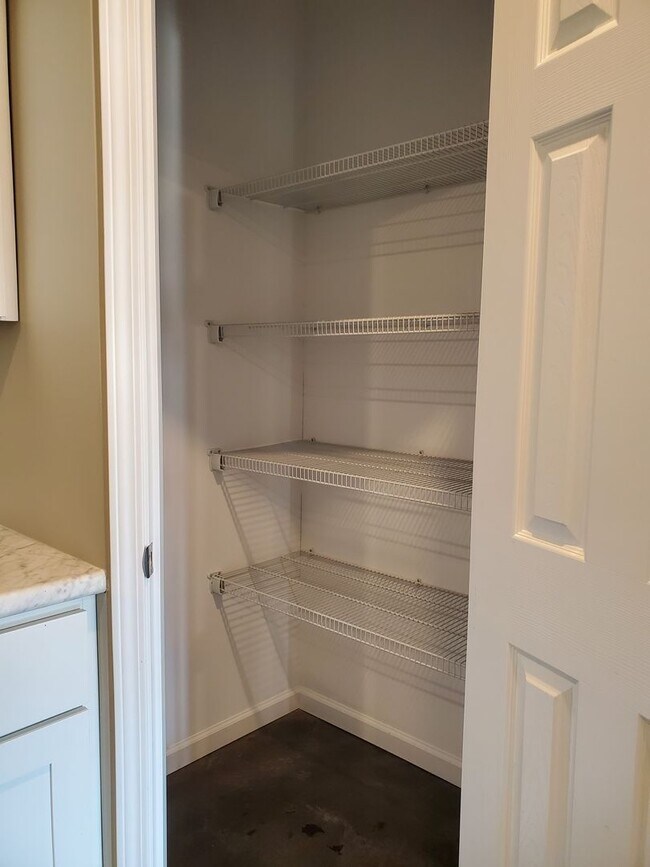 Building Photo - 2 bed, 1.5 bath Townhouse