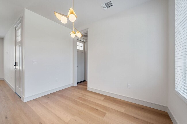 Building Photo - 917 E 37th St