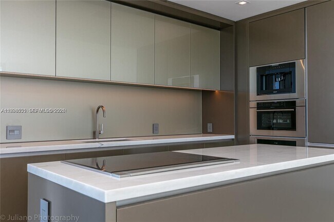 Building Photo - 18975 Collins Ave