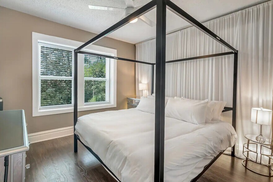 king bed fits well in the room - 4207 Swan Ave