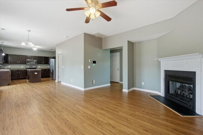 Building Photo - 3 Bedroom 2 Bathroom Home