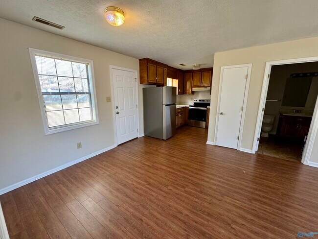 Building Photo - 508 McClellan St E