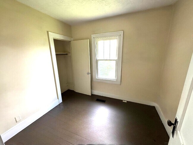 Building Photo - 1302 Lindley Ave