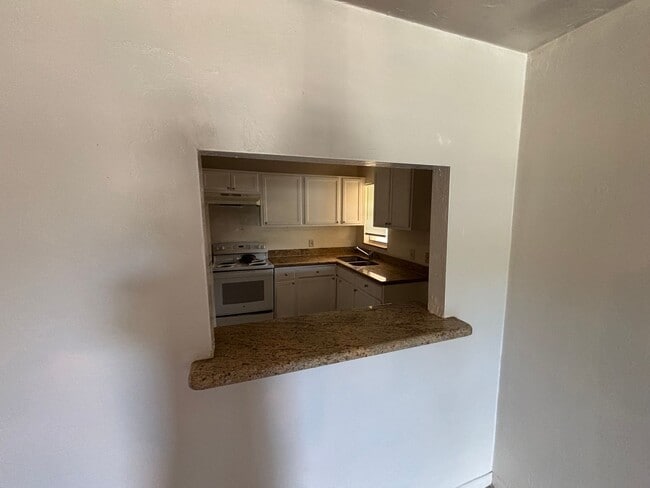 Building Photo - 4 Bedroom 1 1/2 Bathroom Single Family House