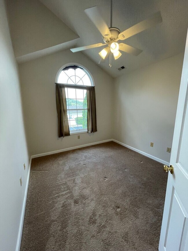 Building Photo - Great Location!  Townhouse with a Garage