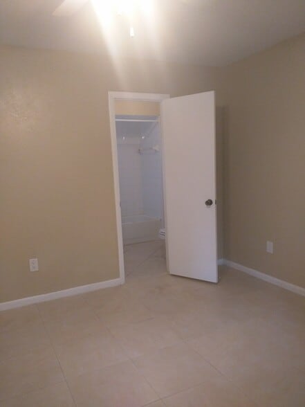 Building Photo - 3346 Camelot Dr