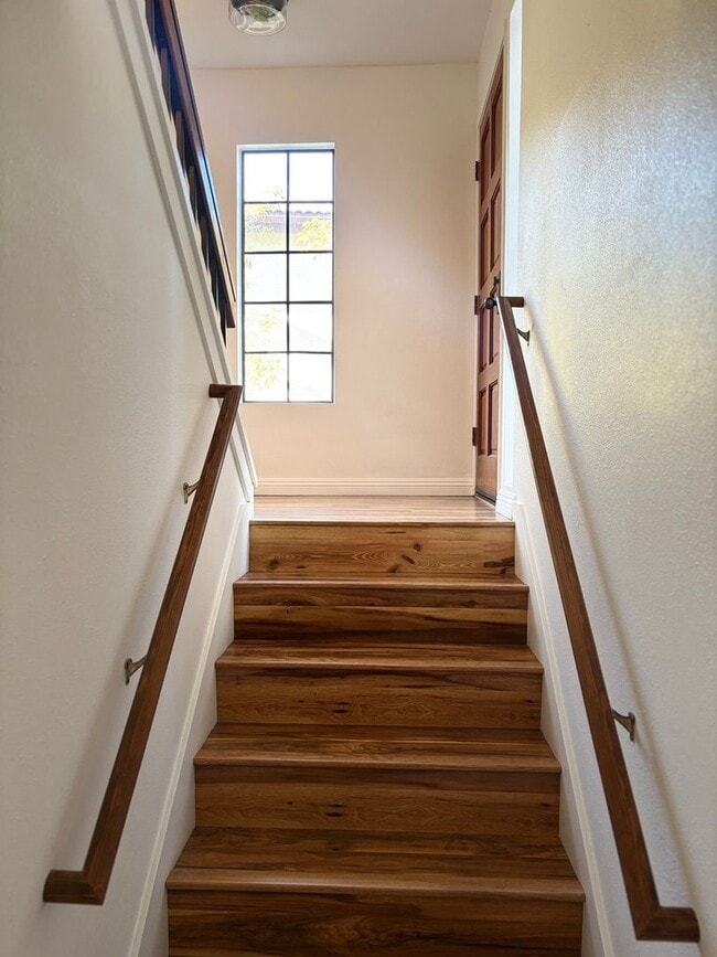 Building Photo - Spacious 3 bedrooms 3 full baths home in C...