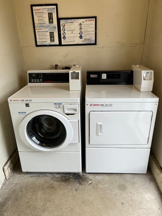 Building Photo - Updated 2BR/1BA 2 Story Townhome in Park Like setting in Santee