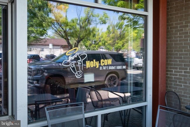 Building Photo - 432 E Luray Ave