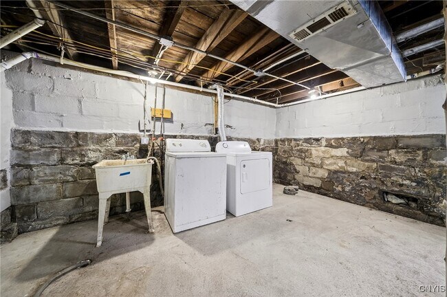 Building Photo - 162 Reed Ave