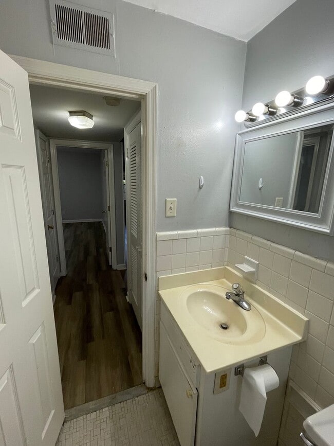 Building Photo - 2/1 MONTEREY APT IN NORMALTOWN!