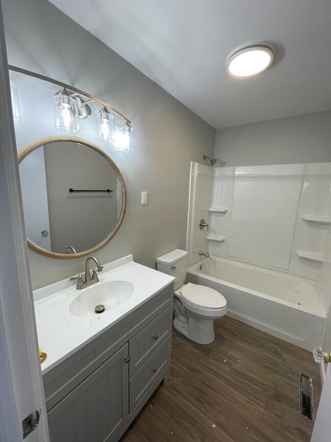Building Photo - 3 Bedroom House Close to Columbian Park!