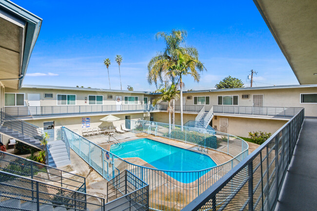 Pool-Courtyard - 16002 S Myrtle Ave