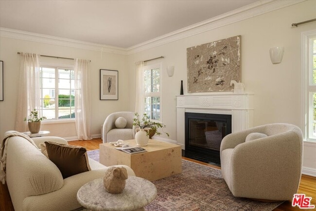 Building Photo - 215 S Poinsettia Pl