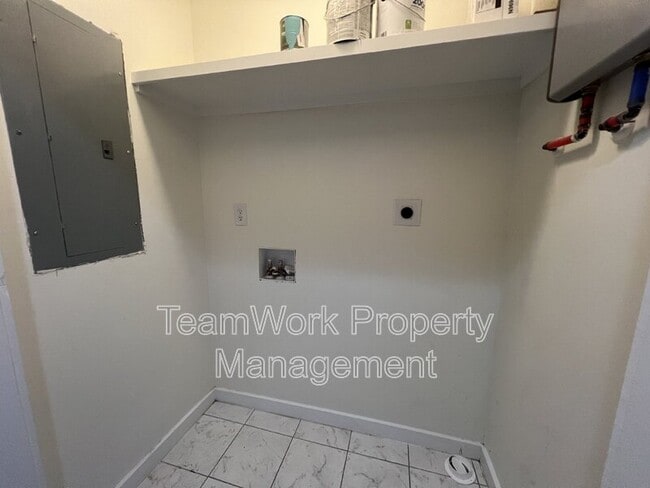 Building Photo - 407 Gruber St