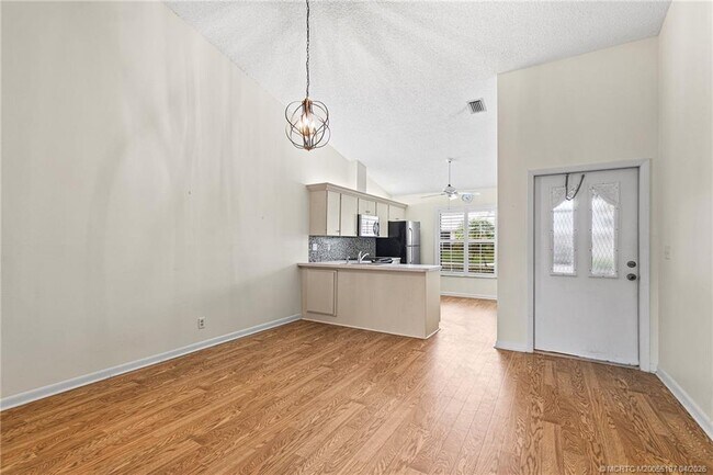 Building Photo - 7711 SE Sugar Sand Cir