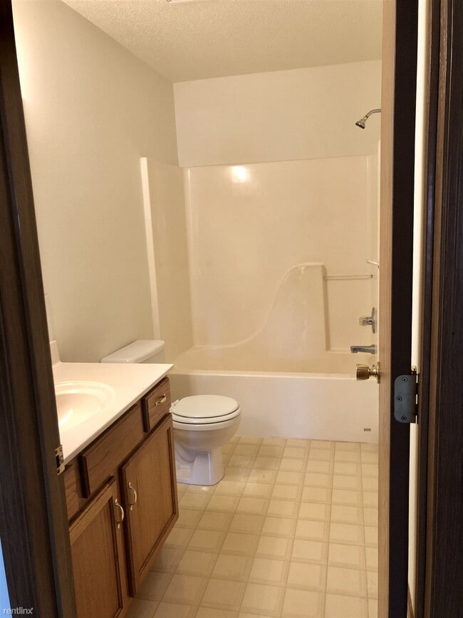 Building Photo - 2 br, 1.5 bath Townhome - Club Centre Apar...