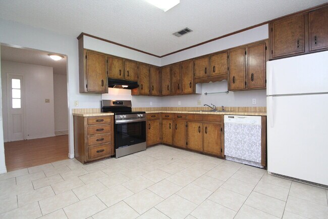 Building Photo - 2BD/1BA Duplex in NE Pensacola – Fenced Ya...