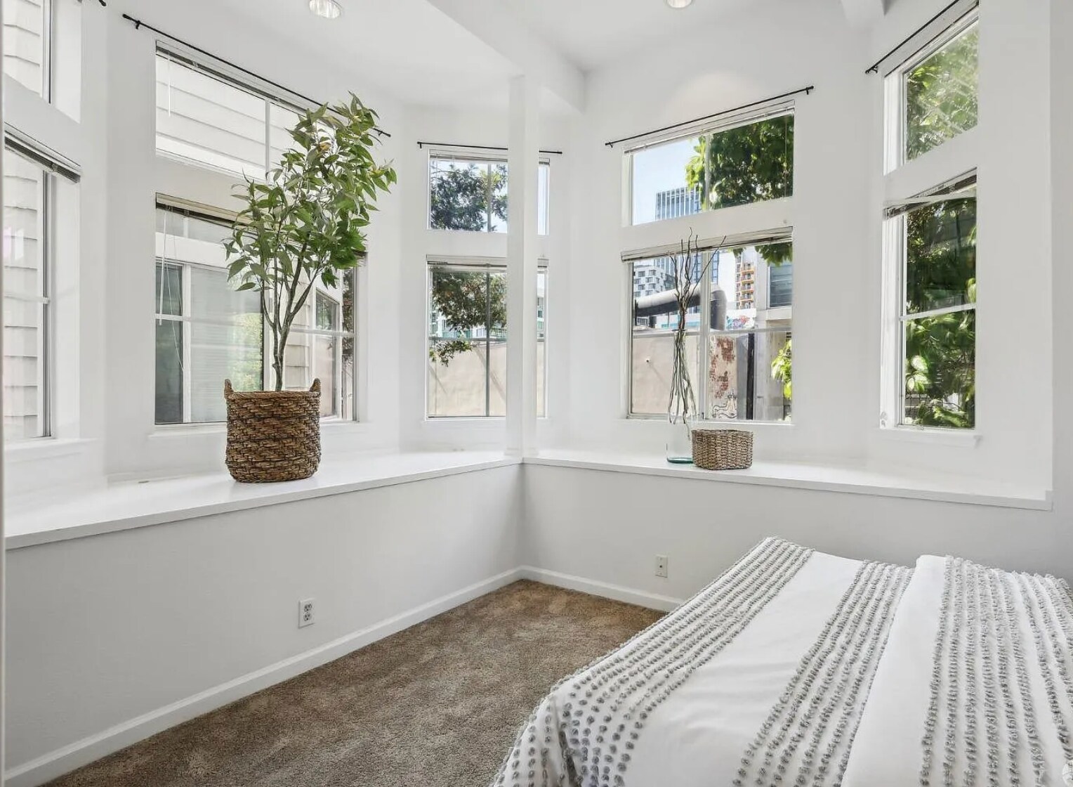 Building Photo - 28 Jennifer Pl