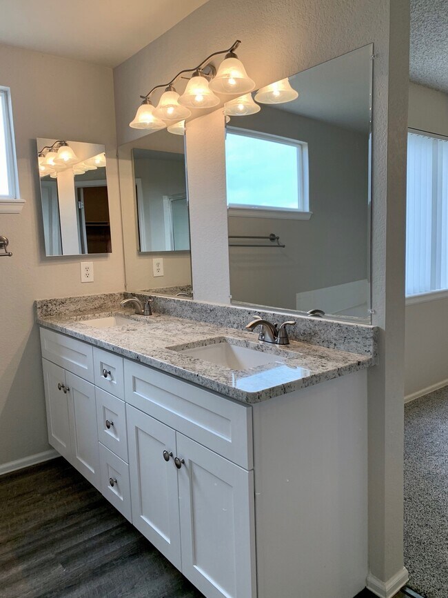 Building Photo - Renovated 4 BR/4BA Home with Large Backyar...
