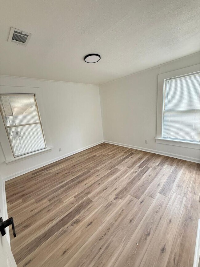 Building Photo - Cozy Single- Family home NLR