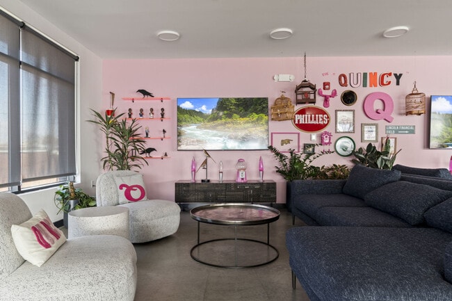 Building Photo - 501 N Perth St