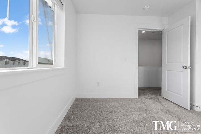 Building Photo - 977 Creer Way