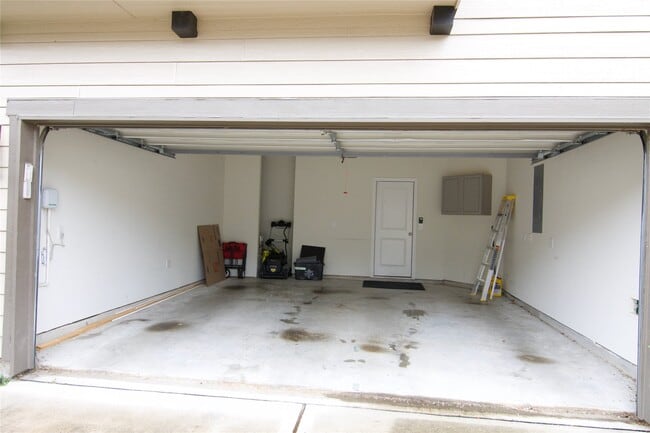 Building Photo - 10957 Cannes Memorial Dr