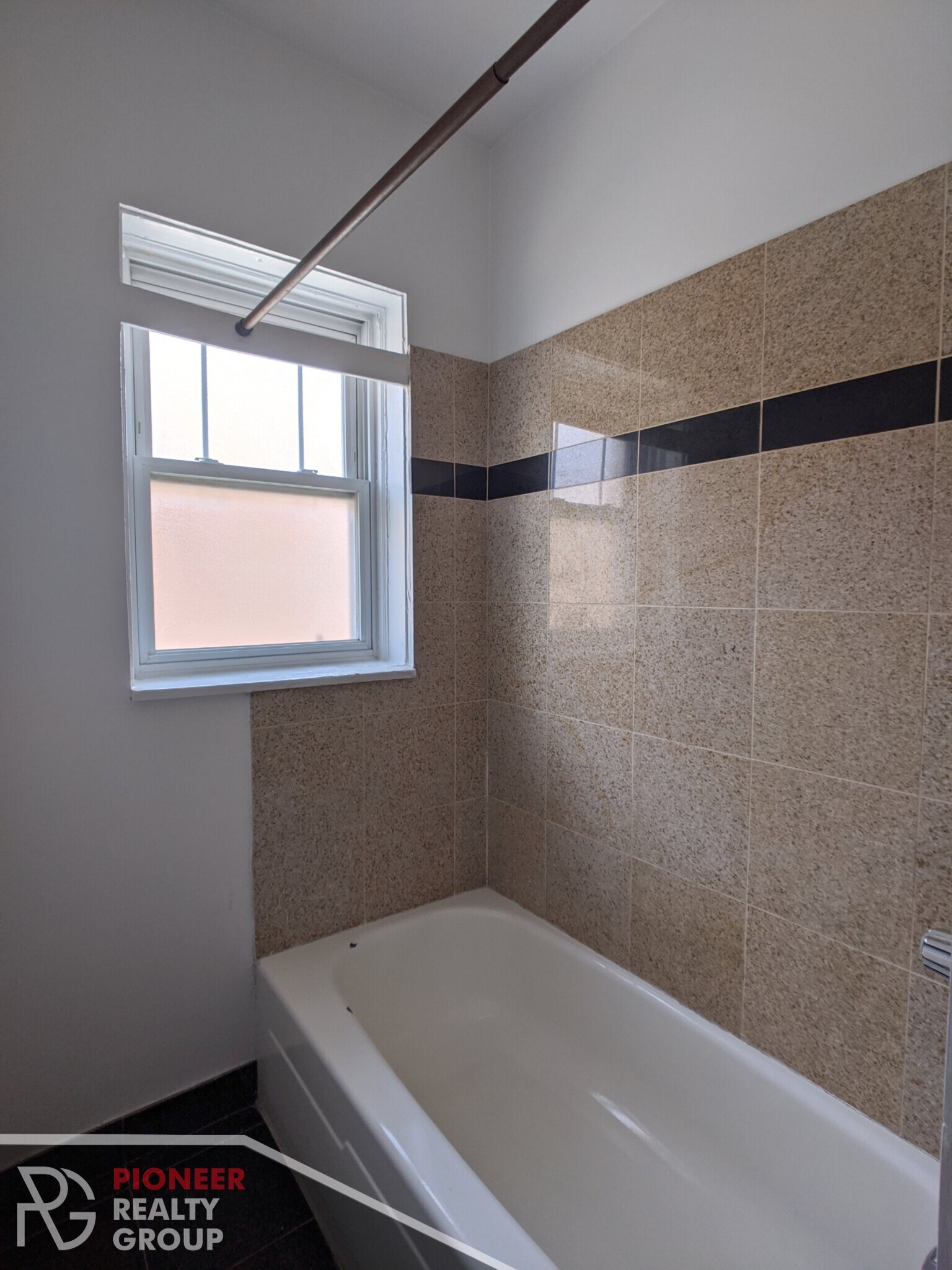 Building Photo - 953 W Cornelia Ave