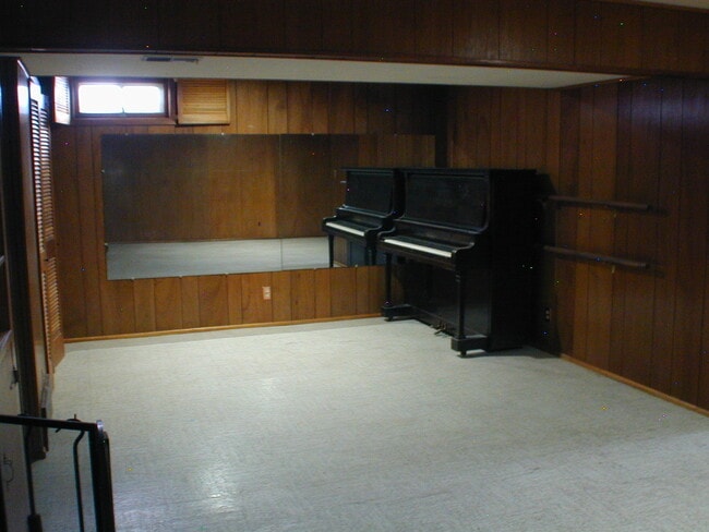 Building Photo - House For Lease