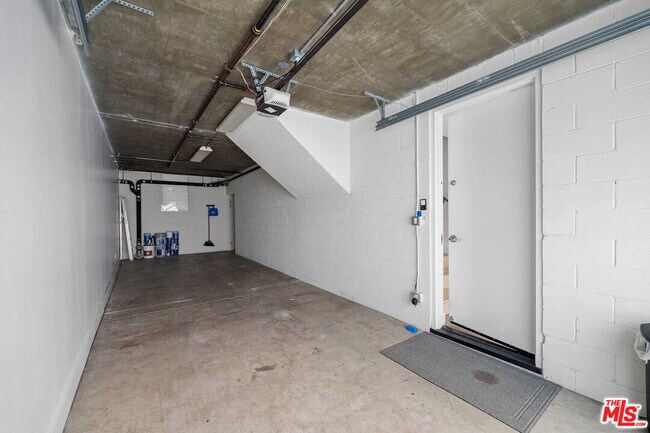 Building Photo - 438 Arnaz Dr