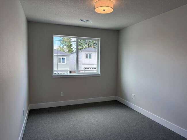 Building Photo - 9627 NE 29th Ave