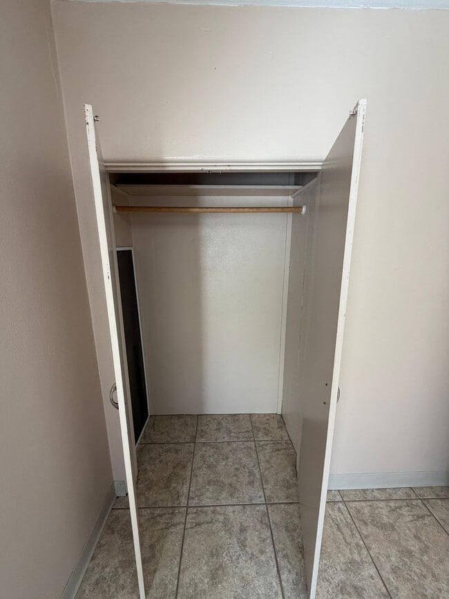 Building Photo - Spacious 1 bedroom, 1 bath Apartment with Tile Throughout!