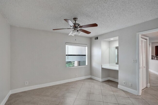 Building Photo - 9999 Summerbreeze Dr