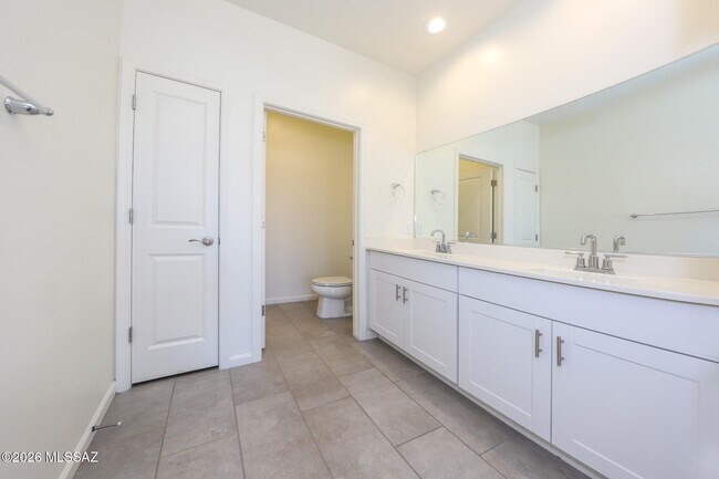 Building Photo - 7760 S Via Perfecta