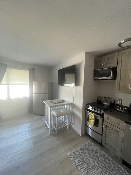 Building Photo - 1508 Dolphin St