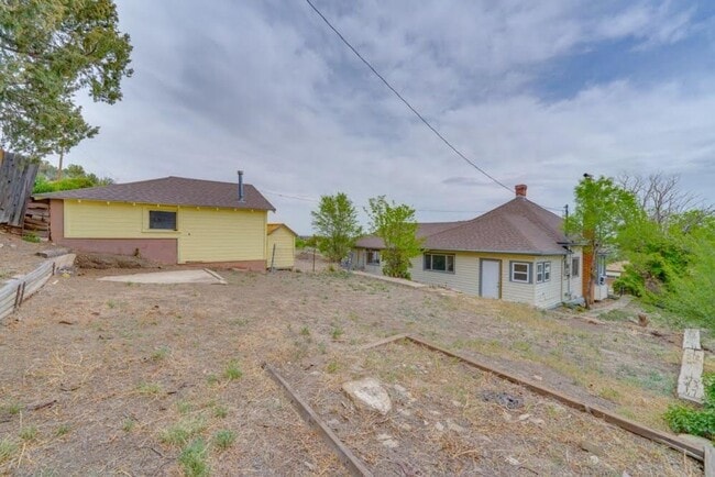 Building Photo - 4 bedroom 2 bath Home