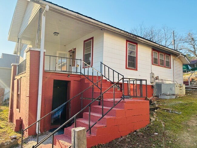 Building Photo - 16 Little St