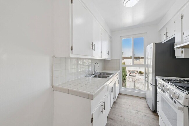 Building Photo - 6828 Fulton Ave