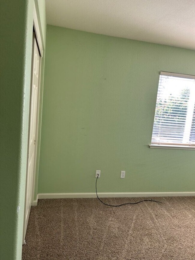 Building Photo - Spacious 4 bedroom, 2.5 Bathroom Available...