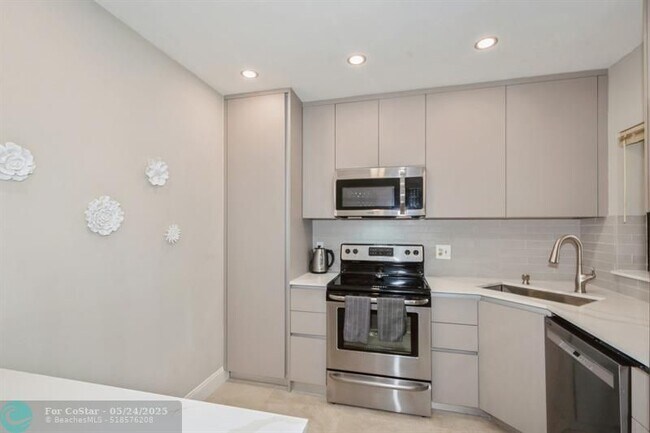 Building Photo - 4485 Carambola Cir N